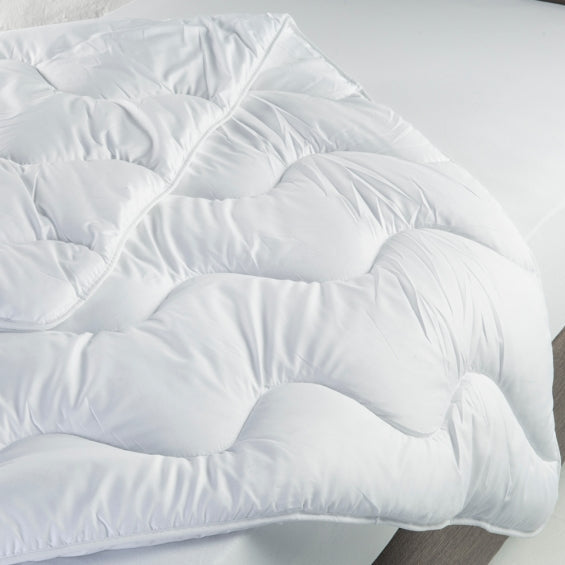 Balta dygsniuota vasarinė antklodė