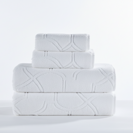 Baltas žemakilpis rankšluostis su išskirtiniu dizainu